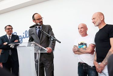 Le Premier ministre Edouard PHILIPPE, aux côtés des artistes Pierre et Gilles, pour l'inauguration de l'exposition "Clair-Obscur"