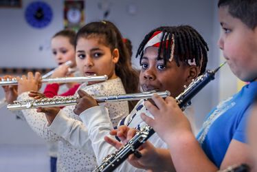 Les élèves de l'école Renaissance apprennent à jour de la flûte traversière