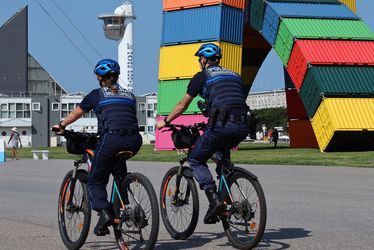 policiers-velo-catene-containers.jpg
