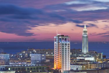 Un décor qui inspire la littérature, le cinéma et la musique - Coucher de soleil et lumières de la ville