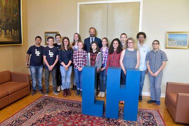 Édouard PHILIPPE, maire du Havre, a reçu les collégiens havrais lauréats 2015 et 2017 du concours Science Factor