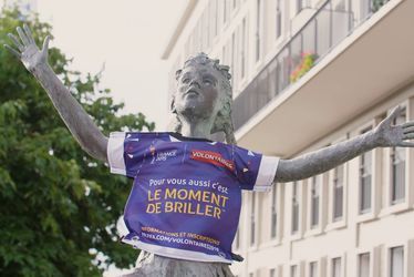 La statue de la Danse Printanière aux couleurs du Programme Volontaires