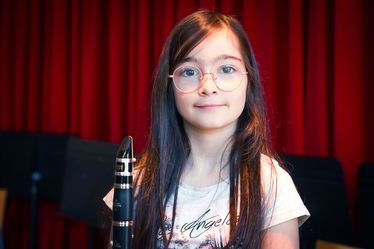 Jeanne, élève à l'école Théophile Gautier, étudie la clarinette dans le cadre du projet DÉMOS