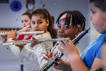 Les élèves de l'école Renaissance apprennent à jour de la flûte traversière