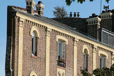 Les façades des logements anciens réhabilités comme ici rue Amiral Courbet