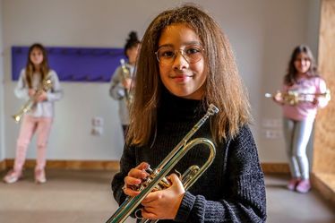 Ilyana, élève au Pôle Molière, étudie la trompette dans le cadre du projet Démos