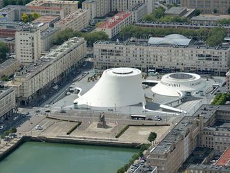Les architectes aiment Le Havre - En centre-ville, la place du Général de Gaule, témoin privilégiée du dialogue entre le Volcan d’Oscar Niemeyer et les immeubles du centre reconstruit signés Auguste Perret